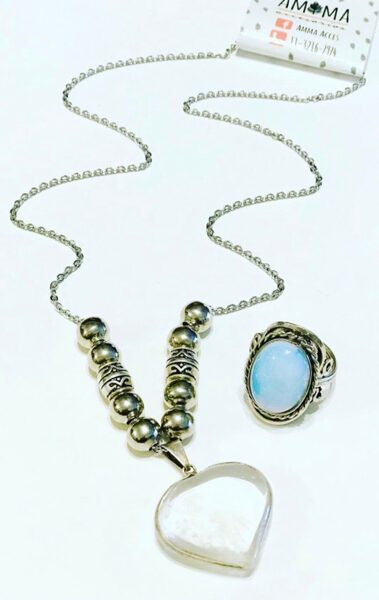 Colgante de acero quirúrgico con corazón de cuarzo cristal y baño de plata  $1650 / Anillo regulable de Alpaca y Piedra de la Luna $1200