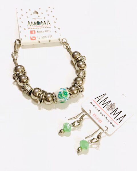 Pulsera básica con detalles en cerámica y niquel $580 / Aros de cristal $350