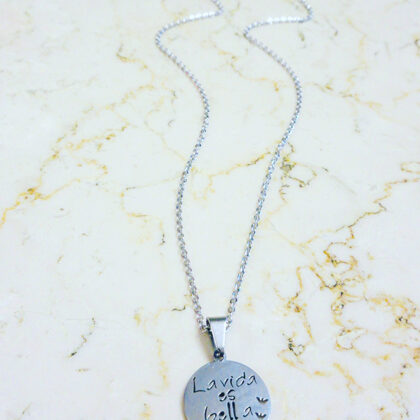 Colgante de acero quirúrgico “La vida es Bella” - $880