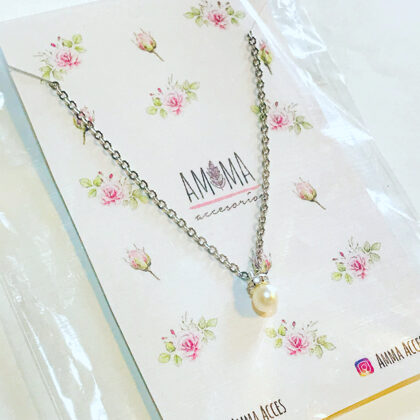 Colgante de acero quirúrgico con dije de Perla y Strass - $850