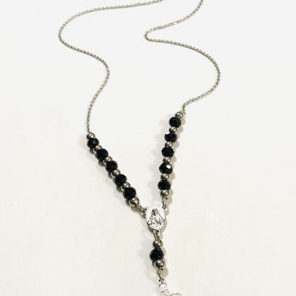 Rosario en cristales de roca y cadena de acero quirúrgico. Largo. $1300