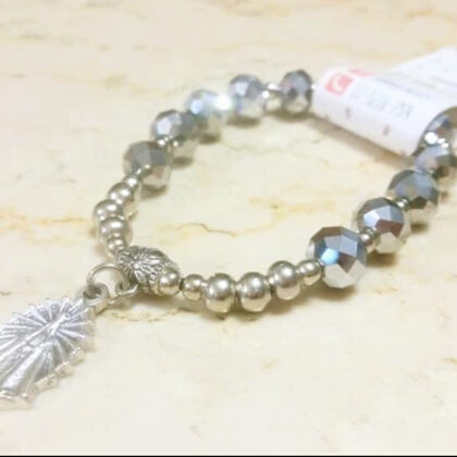 Pulsera elástica con cristales de roca grande “PLATEADO” y Virgen de Luján - $480