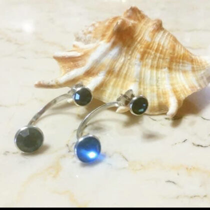 Aros “Ear Jacket” con strass azul - $750