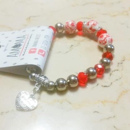 Pulsera elástica con cristales de roca, strass y cuentas de cerámica - $ 450
